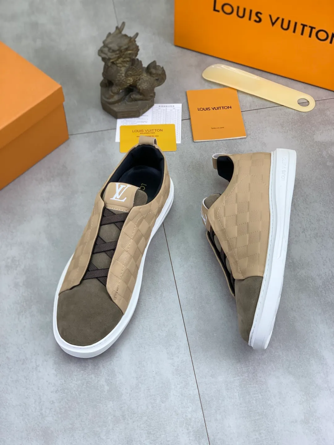 Men's men's shoes P440💰【Real price】Yangli🆘 💭💭New model launched【LOUlS VUlTTON】Louis Vuitton's new low-top men's shoes, high quality, support inspection! This style comes from Italy, very energetic and creative, giving people a comfortable and atmospheric visual impact❗Synchronization, the upper is made of silk calfskin with the original LV, imported soft sheepskin lining🐑Purely hand-stitched; LV original rubber outsole 4️⃣colors available Code number: 38~44